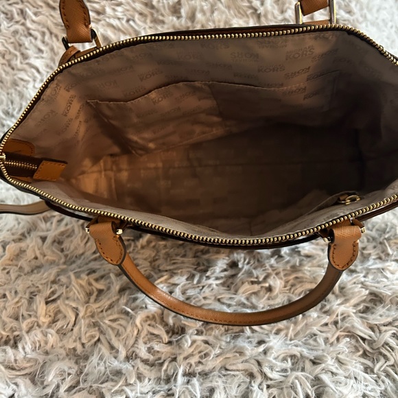 Michael Kors Hamilton Bag Large - Picture 13 of 16